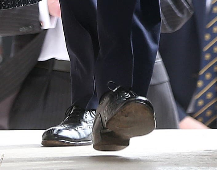 Mirando a detalle la fotografía, se puede apreciar nuevamente el agujero en el mismo sitio.