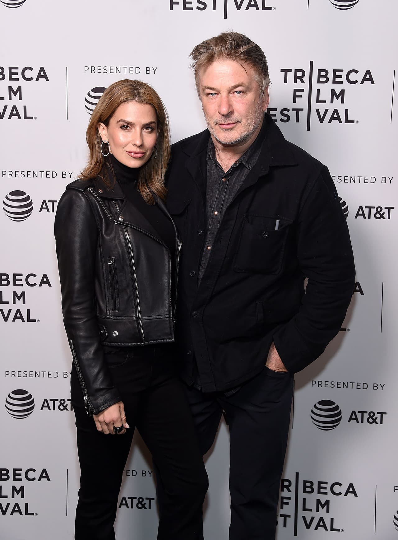 "Cuando salgo y digo lo que está pasando, sale la noticia... 
<b><a href="https://www.univision.com/entretenimiento/bebes-famosos/hilaria-baldwin-comparte-foto-en-instagram-alimentando-a-su-bebe-video/embed?simple" target="_blank">luego pasan a la siguiente historia</a></b>. Ha sido algo que aprendí en la última década... esta es una de las razones por las que soy tan activa en las redes sociales. Los medios pueden tomar imágenes gratis de mi página en lugar de pagarle a un fotógrafo para que me siga", finalizó Hilaria.