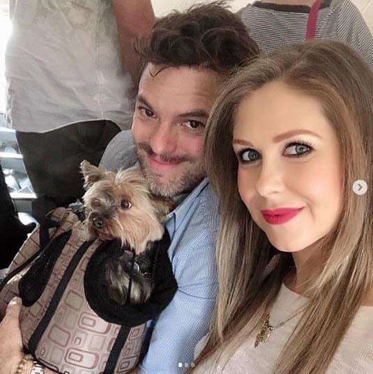 “Hoy estamos celebrando dos años de casados y cinco de estar juntos, hemos crecido y aprendido juntos muchas cosas, hoy somos más unidos y valoramos todo lo que hemos logrado, nadie dice que es fácil, pero cuando hay amor y unión todo se puede, somos una pareja perfectamente imperfecta. @rodrigo_luque te amo y siempre estaré aquí para ti”, escribió la actriz junto a estas fotografías.