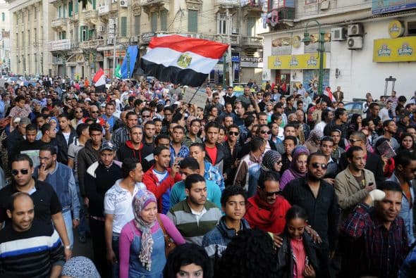 Los disturbios comenzaron en las proximidades de la plaza Tahrir de la capital durante una protesta por el primer aniversario de los choques entre manifestantes y la policía en la calle Mohamed Mahmud, próxima al Ministerio del Interior, que causó unos 40 muertos.