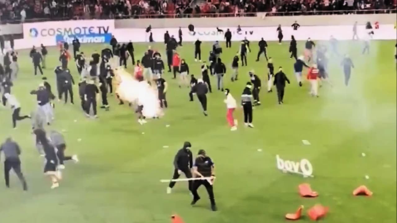 ¡Graves disturbios! Orbelín y el AEK tuvieron que correr a los vestuarios