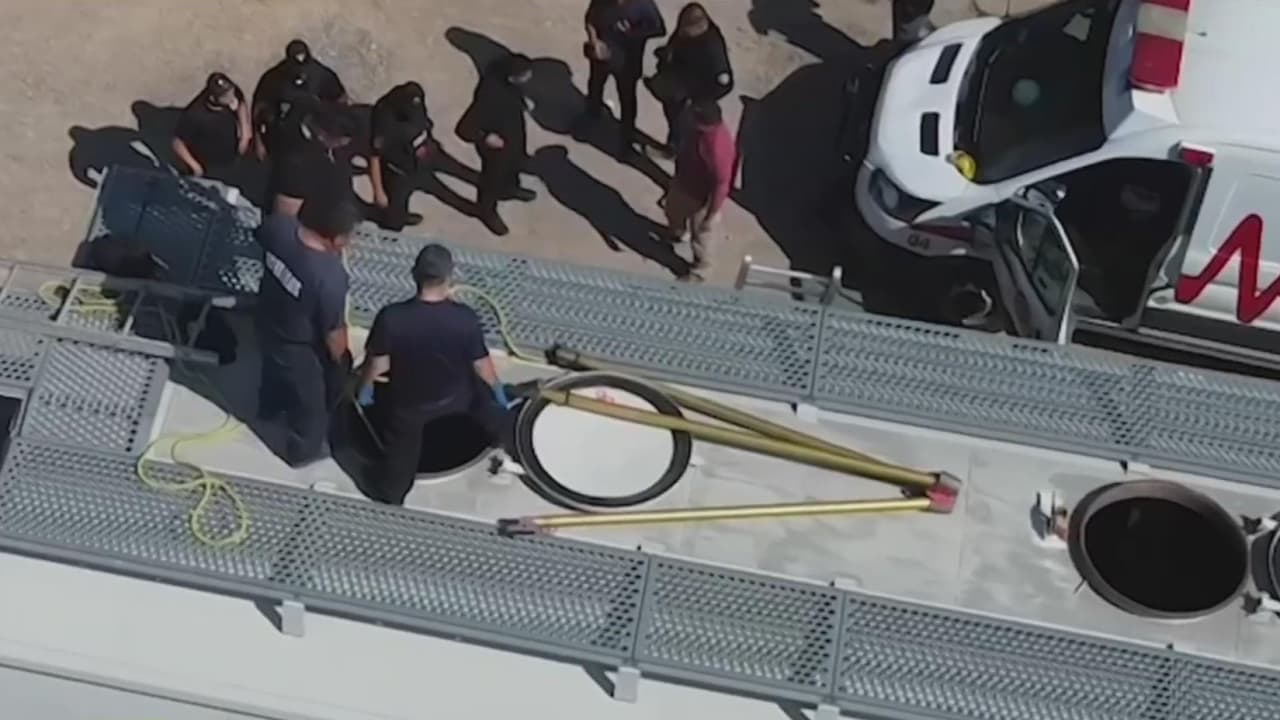 <b>Imágenes fuertes: Mueren cinco migrantes que viajaban en el tren 'La Bestia' en medio del calor extremo</b>
<br>
<br>Los migrantes quedaron atrapados dentro del vagón del tren. Según las autoridades, estuvieron durante horas soportando intenso calor y la falta de ventilación. Paramédicos de Piedras Negras, México, dijeron que la temperatura en el interior alcanzaba los 170 grados Fahrenheit.