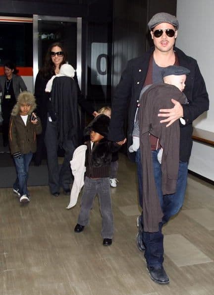 Los gorros, pañuelos y bufandas no le faltan a este hombre ¡ni en sus días más ocupados! Por su dedicación a la moda, Brad Pitt es indiscutiblemente uno de los galanes que mejor visten en Hollywood.