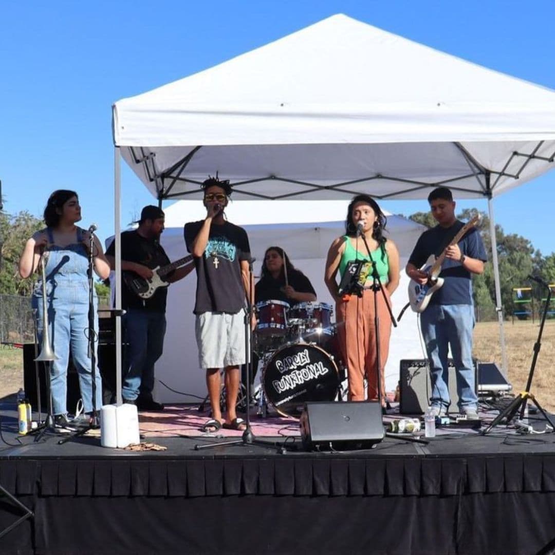 Noticias Univision 14 pudo acudir a este mercado el miércoles y constató que hay un buen ambiente, pues además de la variedad de productos también tocan música en vivo y actividades para niños.