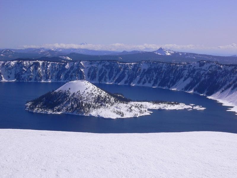 Crater Lake ha inspirado a la gente durante miles de años. No hay otro lugar en la tierra que reúna en un mismo lago, profundidad, pureza y un color azul único;escarpados acantilados que rodean casi dos mil metros de altura, dos pintorescas islas y un pasado volcánico violento. Es un lugar de una belleza incalculable, un laboratorio destacado al aire libre y un salón donde aprender. Fue establecido en 1902 y se sitúa en el sur del estado de Oregón.
