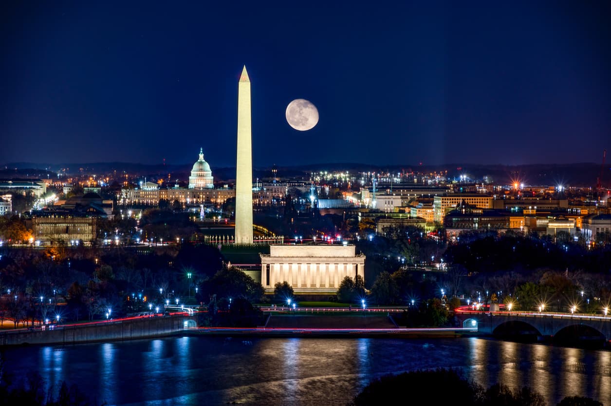 <b>En Washington DC</b>
<br>
<br>🔘 El ingreso medio en esta ciudad es de $90,842 al año.
<br>🔘 El ingreso que se recomienda tener para poseer una casa es de $138,229.78
<br>🔘 El ingreso que se recomienda tener si vas a alquilar una vivienda es de $87,325.78