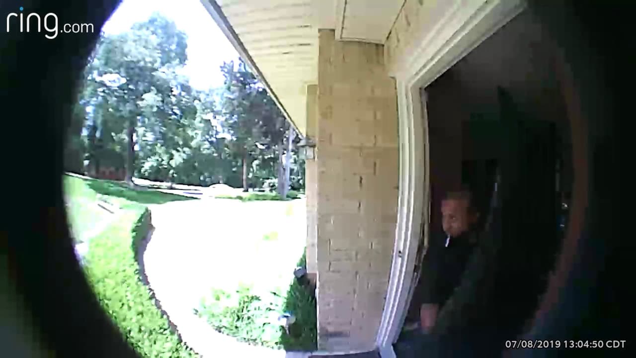 La pierna izquierda de uno de los sujetos es protésica y camina con una cojera notable.