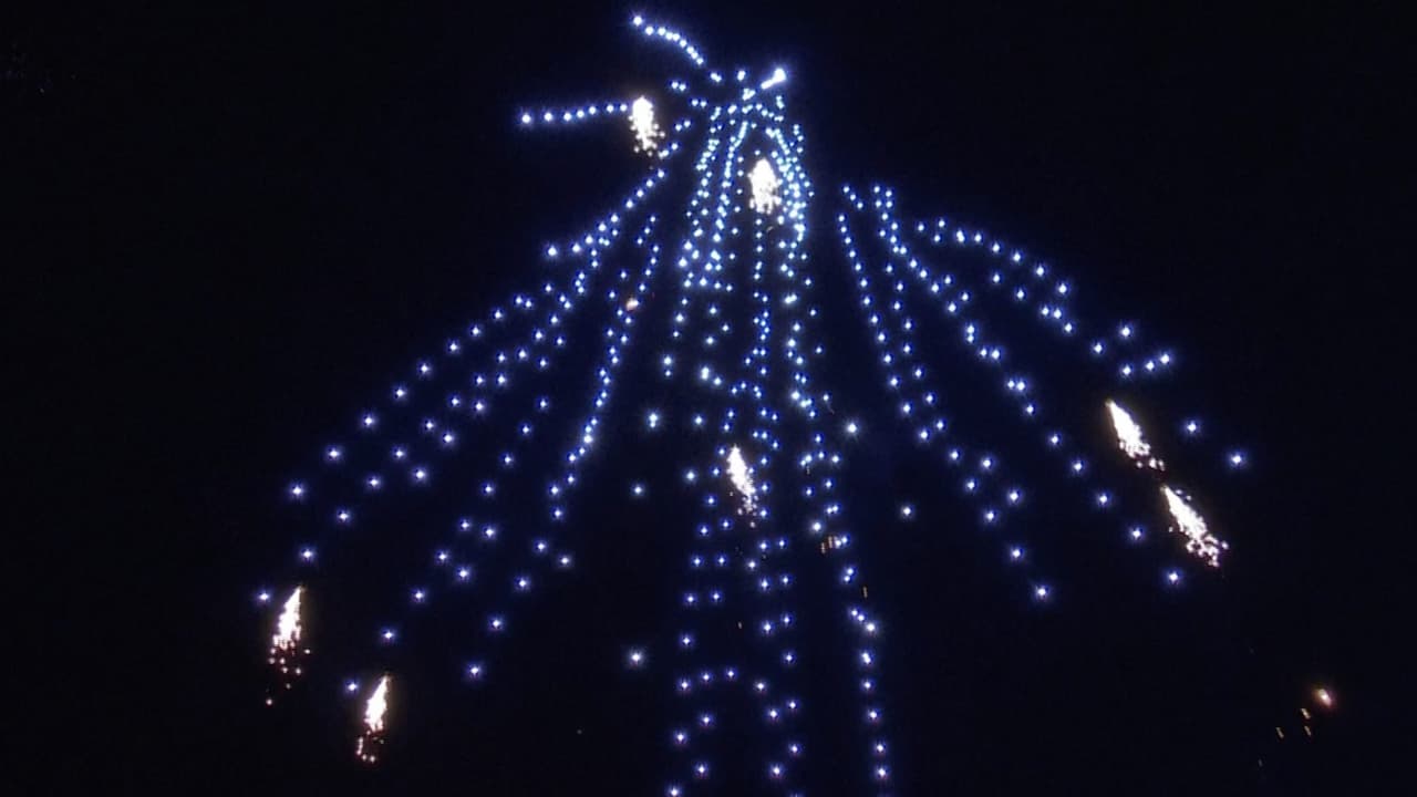 <b>En video. Con 500 drones y un aparatoso espectáculo de luces: así se celebraron los 60 años del primer viaje de un humano al espacio.</b>
<br>
<br>Las autoridades de Veliki Nóvgorod, en Rusia, organizaron un espectáculo de luces con 500 drones para conmemorar el 60 aniversario del vuelo protagonizado por Yuri Gagarin el 12 de abril de 1961. En esa fecha, Gagarin se convirtió en el primer humano en orbitar alrededor de la Tierra.