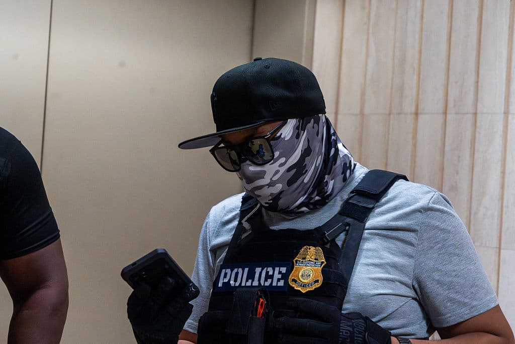 En el condado de Los Ángeles están explorando una medida similar para prohibir máscaras a pesar de la opinión de algunos expertos legales de que la cláusula de supremacía de la Constitución de EE.UU. dicta que la ley federal tiene precedencia sobre la ley estatal.