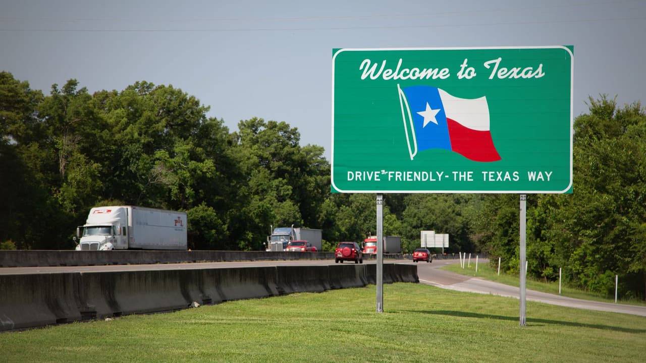 En las autopistas del estado, 
<b>un descuido puede costarte mucho más que tiempo</b>. Desde una patrulla detenida en el hasta un simple mensaje de texto, 
<b>hay reglas muy precisas que cualquier conductor debe seguir</b>. Aquí te explicamos 
<b>las cinco leyes más importantes que aplican en autopistas de Texas</b>, qué hacer en cada caso y cuáles son las consecuencias si no las cumples.
