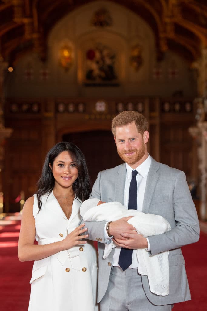 Tal y como se había anticipado en junio, los duques de Sussex viajarán en 21 días a Sudáfrica en 
<b><a href="https://www.univision.com/famosos/el-principe-harry-y-meghan-markle-anuncian-su-primera-gira-oficial-en-familia-a-otro-continente-y-con-archie-fotos">una gira real, la primera con su primogénito Archie Harrison</a></b> Mountbatten-Windsor.