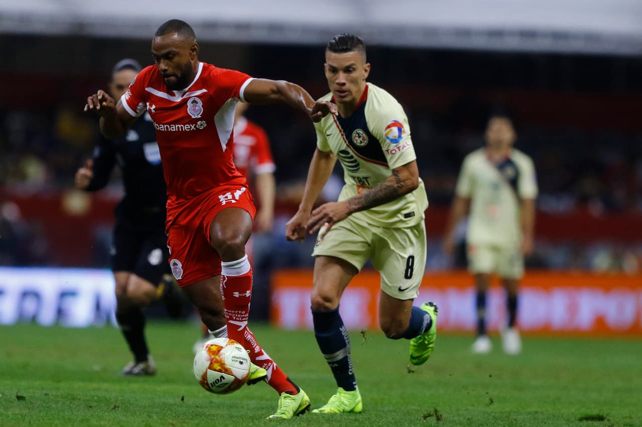 El colombiano Mateus Uribe (derecha) también tuvo posibilidades de anotar para el América en el segundo tiempo sin tener éxito.