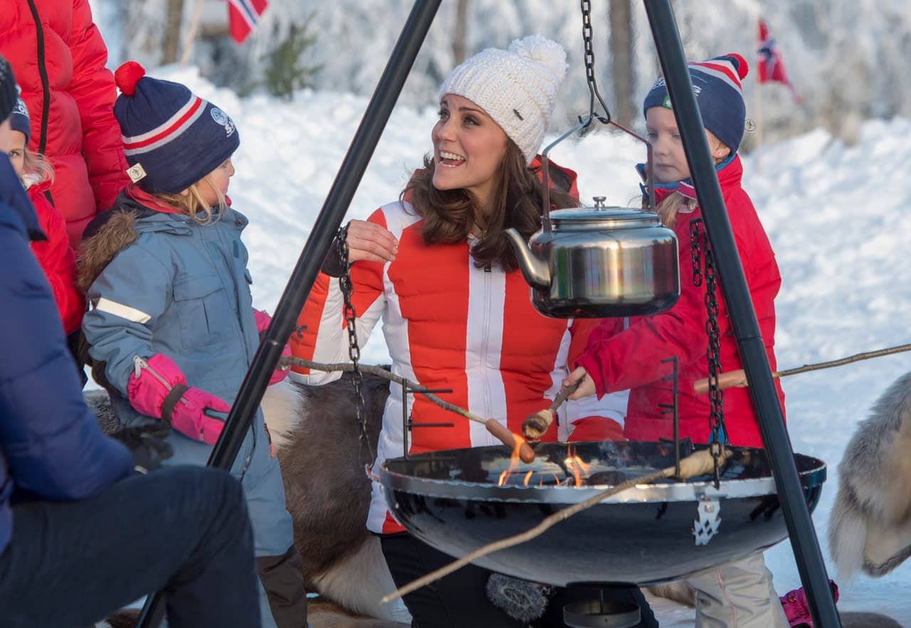 La esposa del príncipe William se mostró muy animada durante una barbacoa junto a varios chicos.