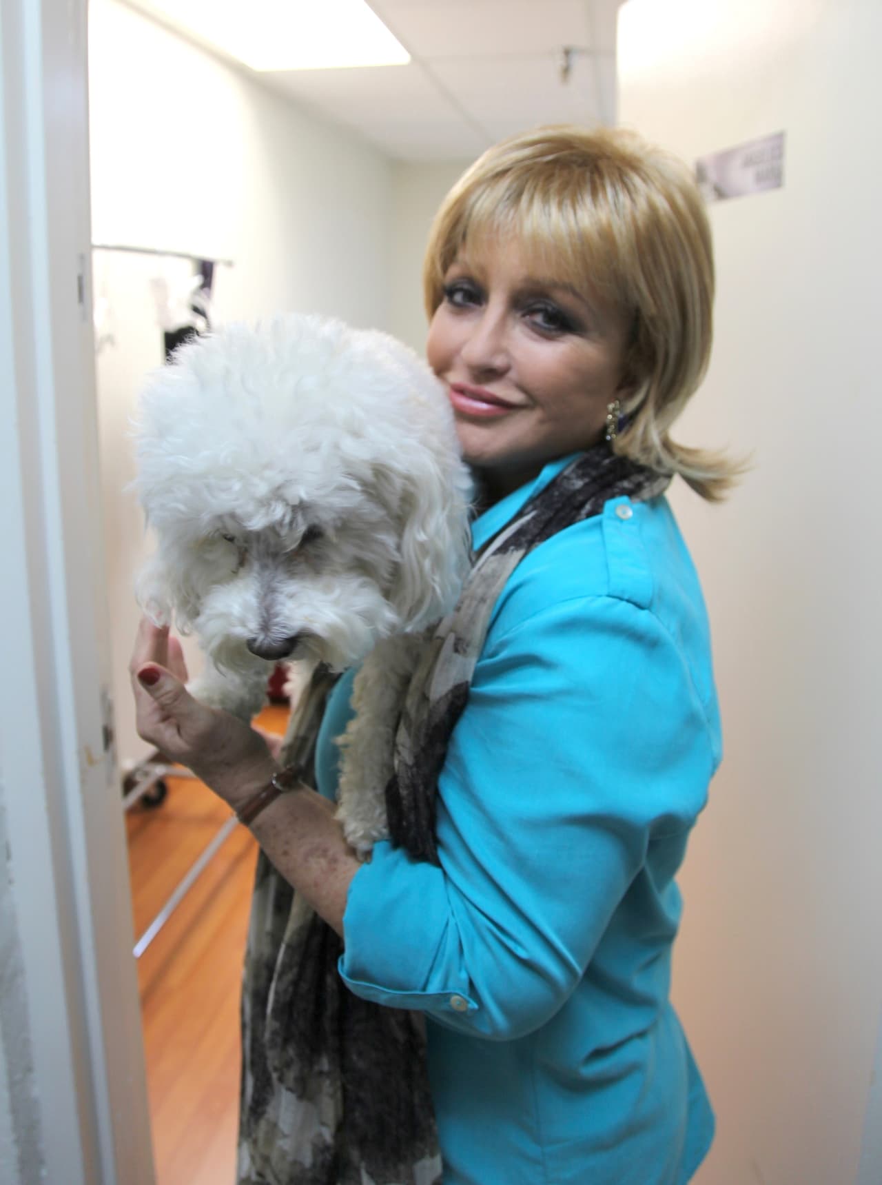 El perrito de 18 años de edad, sufrió de terribles temblores y aunque salió bien de la operación practicada por su veterinario de cabecera, la cantante afirma que no sabe cómo será la vida de su mascota a partir de la cirugía.