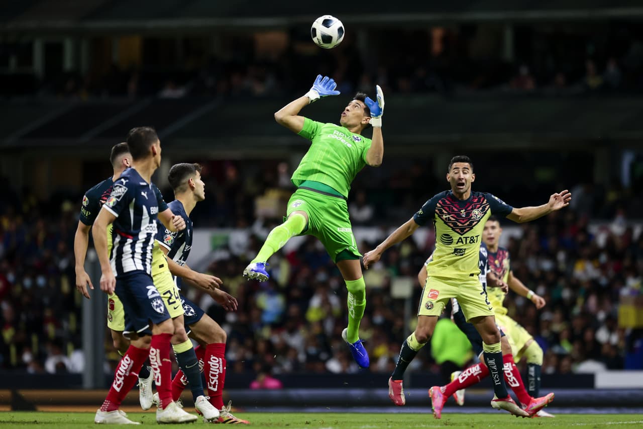 América sacó un empate ante Rayados con polémica inculida.