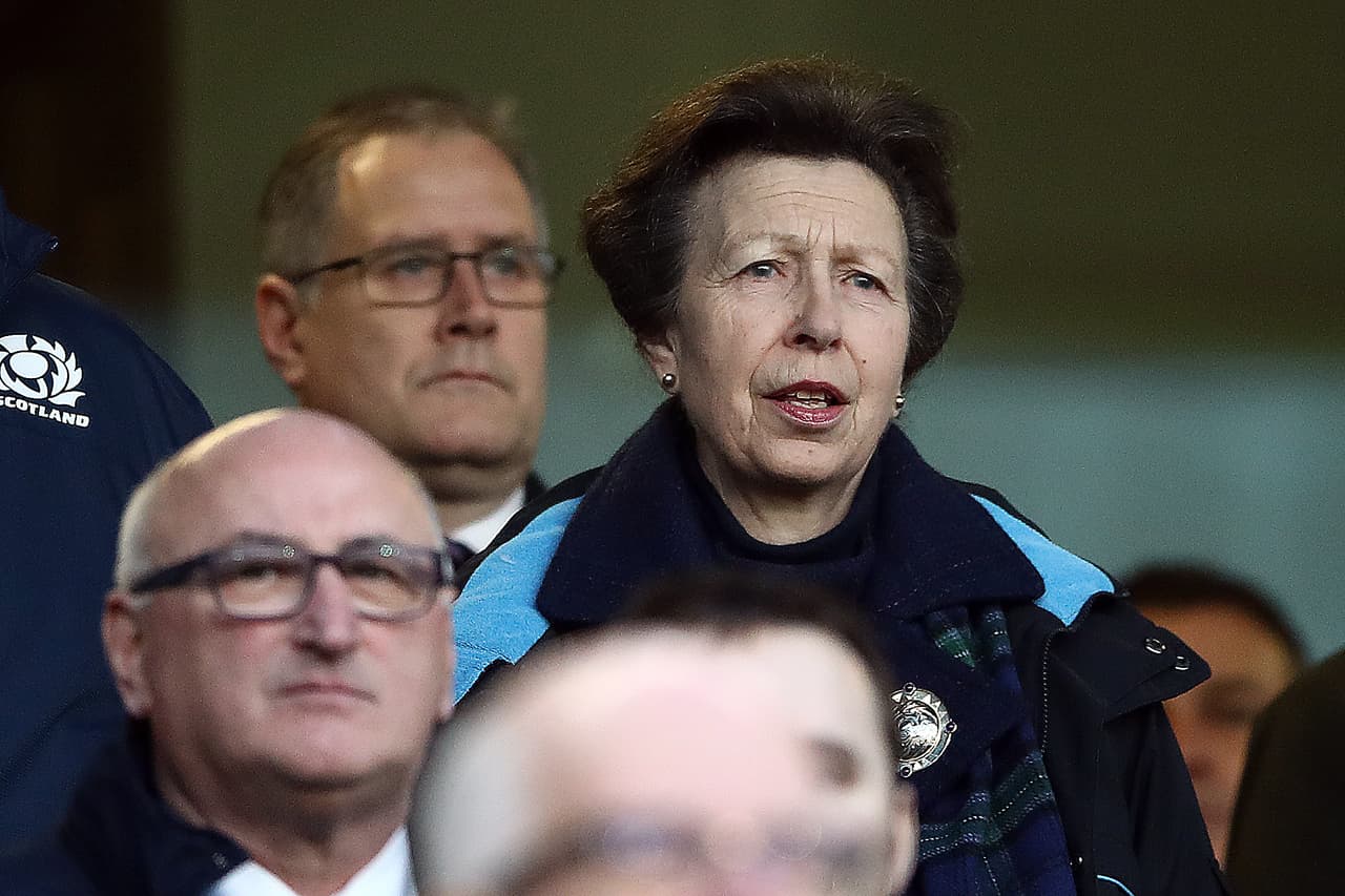 "
<b>Me resulta muy difícil entender por qué alguien queda atrapado en pantallas y dispositivos</b>. La vida es demasiado corta, francamente. Hay cosas más entretenidas qué hacer. Supongo que eso me pone en el rango real de los dinosaurios", señaló en tono de broma, reportó Vanity Fair.
<br>