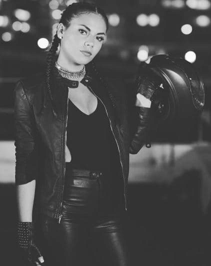 Pero también sigue la tendencia de las trenzas de boxeadora.