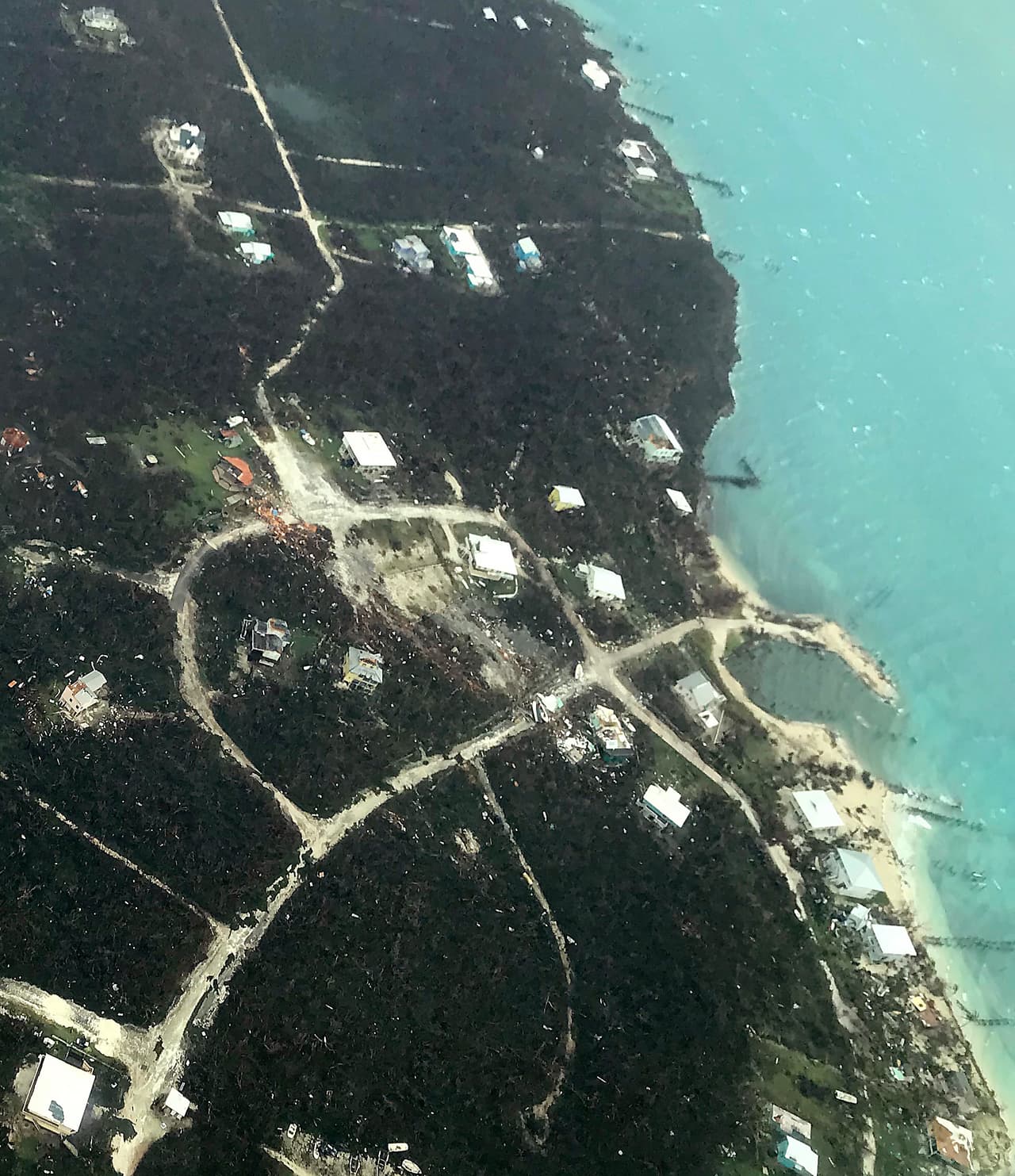 Las tomas aéreas de la isla Gran Abaco muestran varias millas de vecindarios inundados, edificios pulverizados, botes volcados y contenedores de transporte esparcidos como juguetes de Lego.