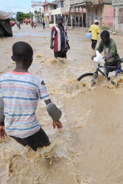 "Tomás" inundó varias localidades del empobrecido país, que también se ve afectado por un brote de cólera.