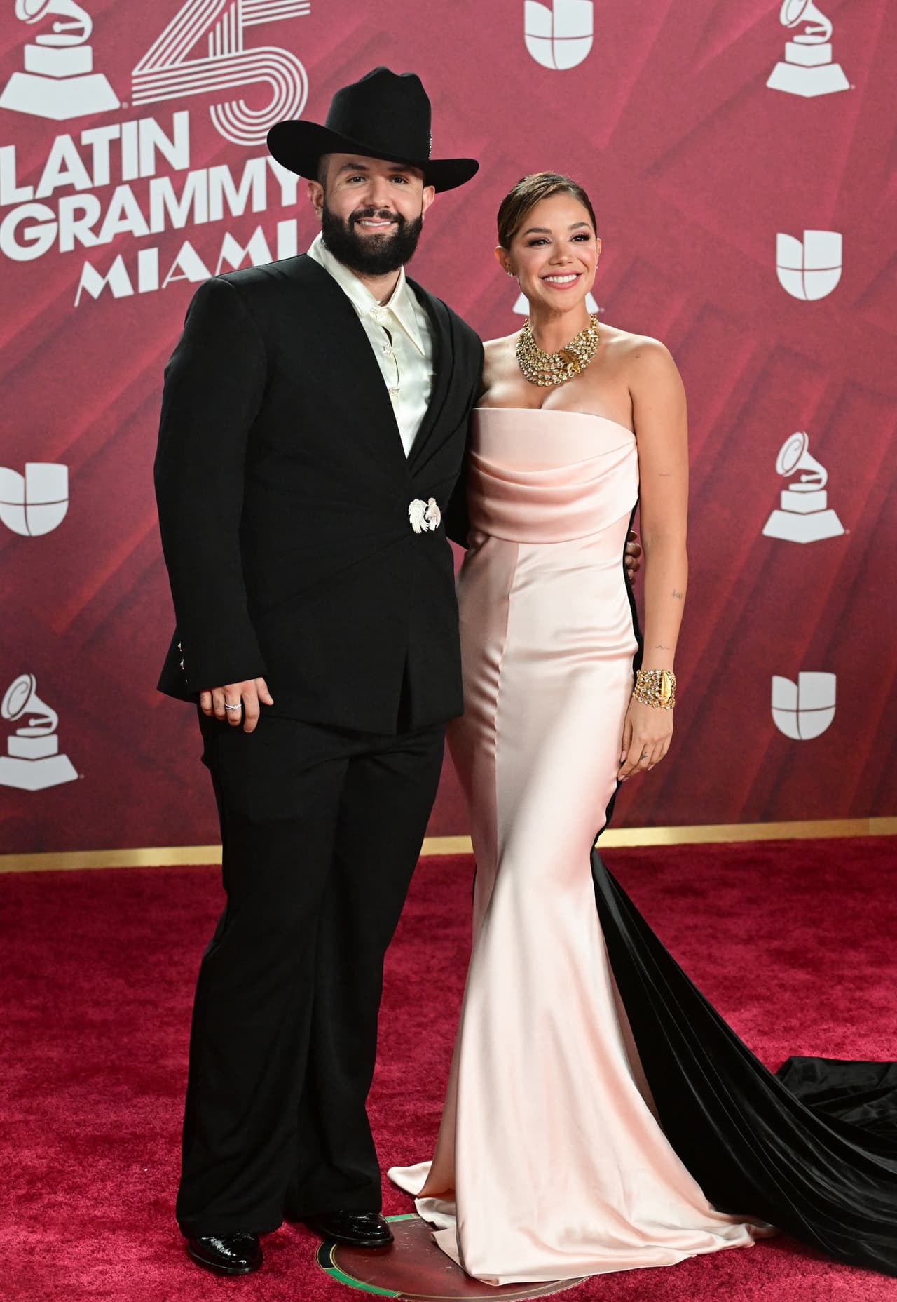 <b>Carín León</b> y su pareja posaron así para las cámaras.