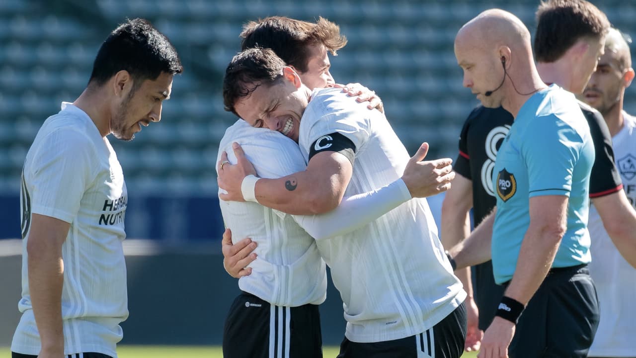 Chicharito se lesiona y se perfila para perderse El Tráfico