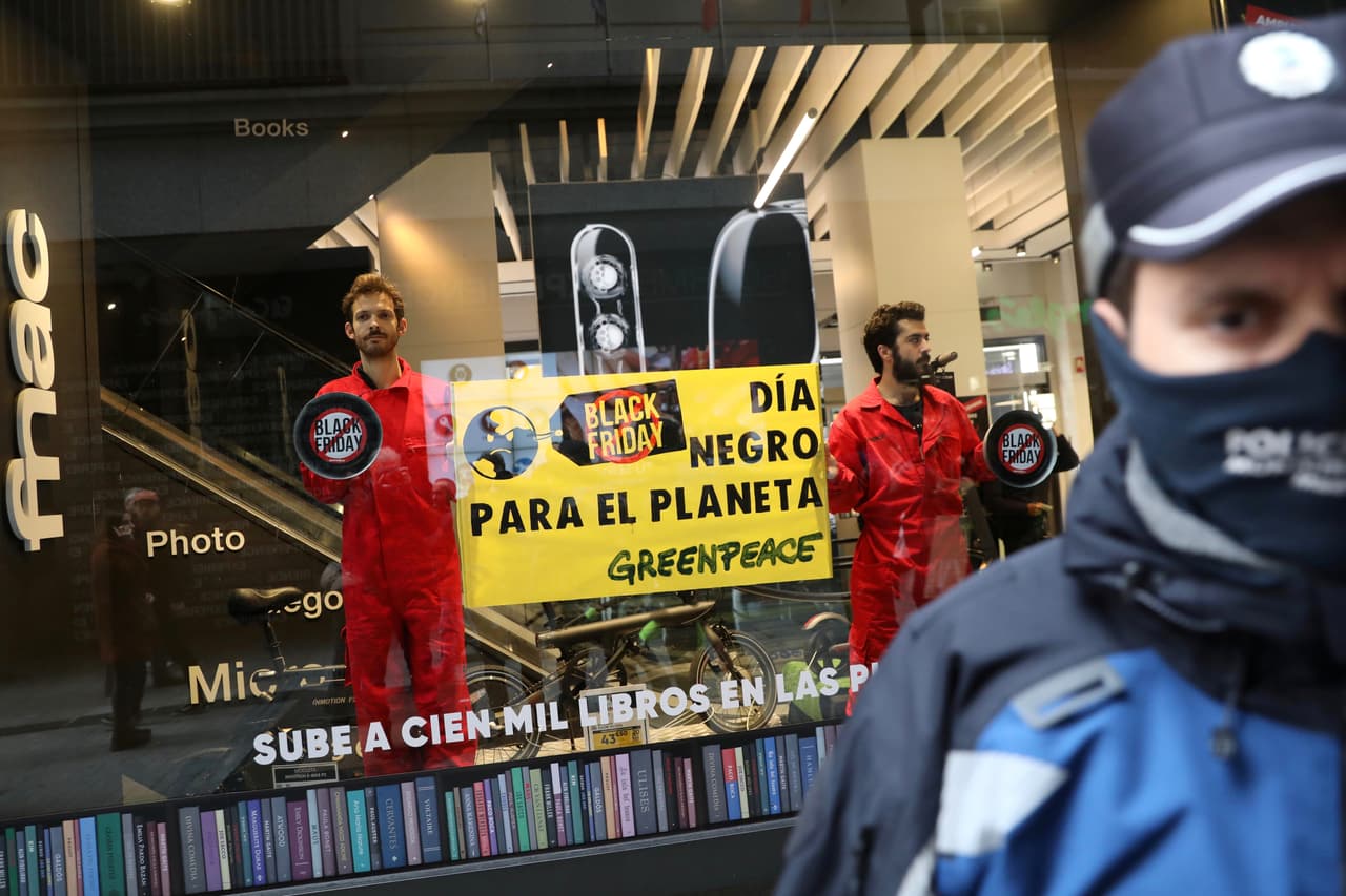 En el escaparate de una tienda FNAC en Madrid, España, activistas levantaron una pancarta que lee 
<b>"Día negro para el planeta".</b> La tradicional venta del 'Viernes negro' que sigue al Día de Acción de Gracias o 
<i>Thanksgiving</i> en Estados Unidos se ha expandido a otros países del mundo, especialmente en Europa.