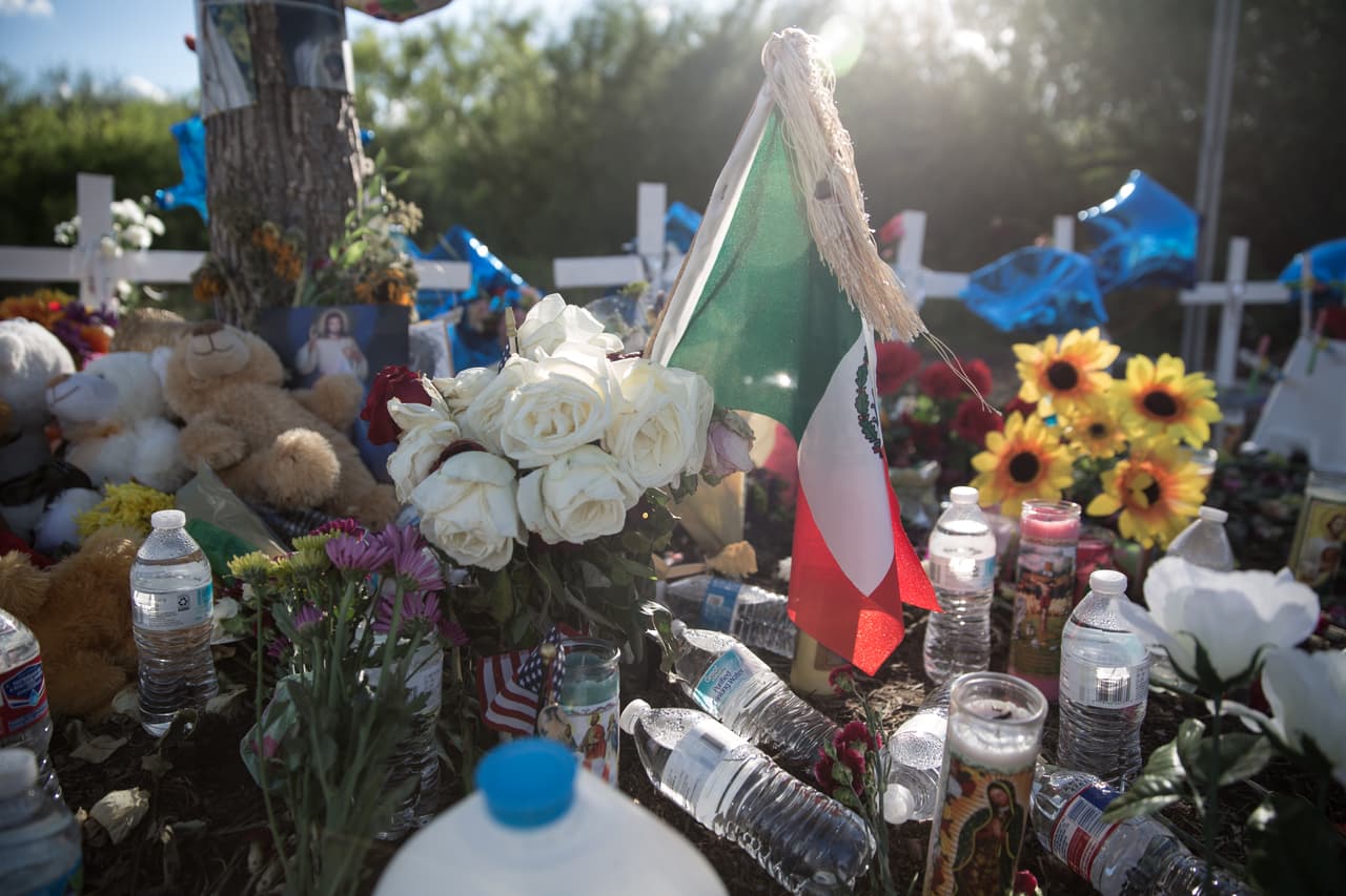 Una bandera mexicana fue clavada en un ramo de rosas que se encuentra en el altar improvisado. Guindada del árbol también ondea otra pequeña de Estados Unidos.