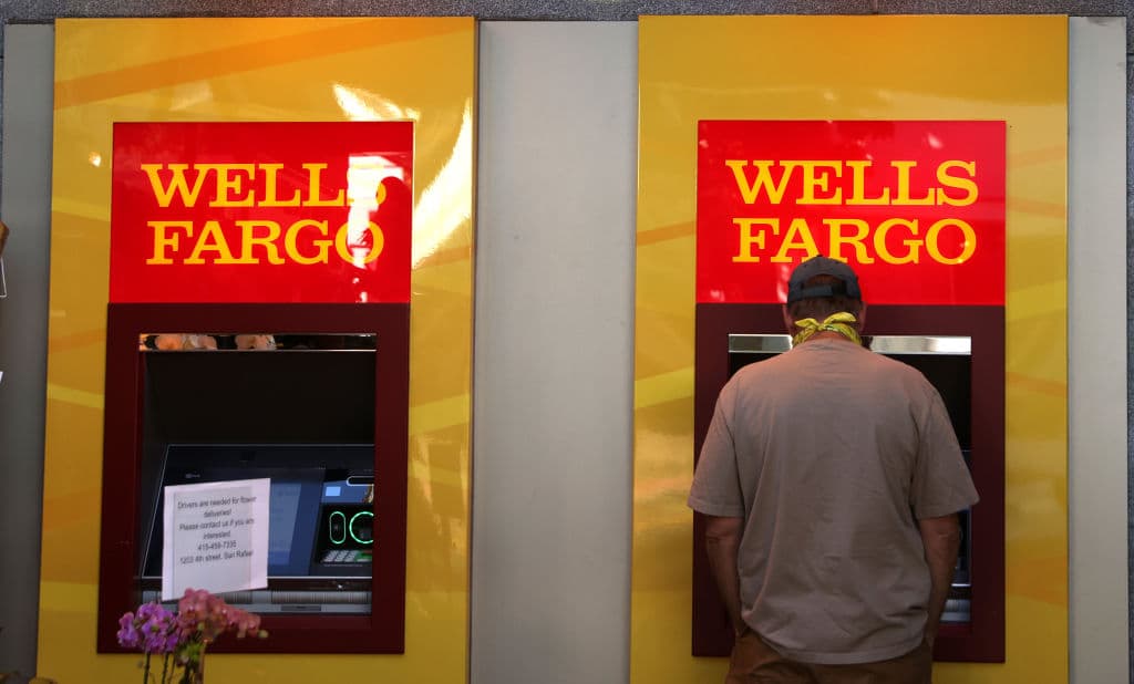 Se están realizando despidos generalizados en Wells Fargo & Co., ya que el banco busca recortar costos y generar eficiencia.
<br>