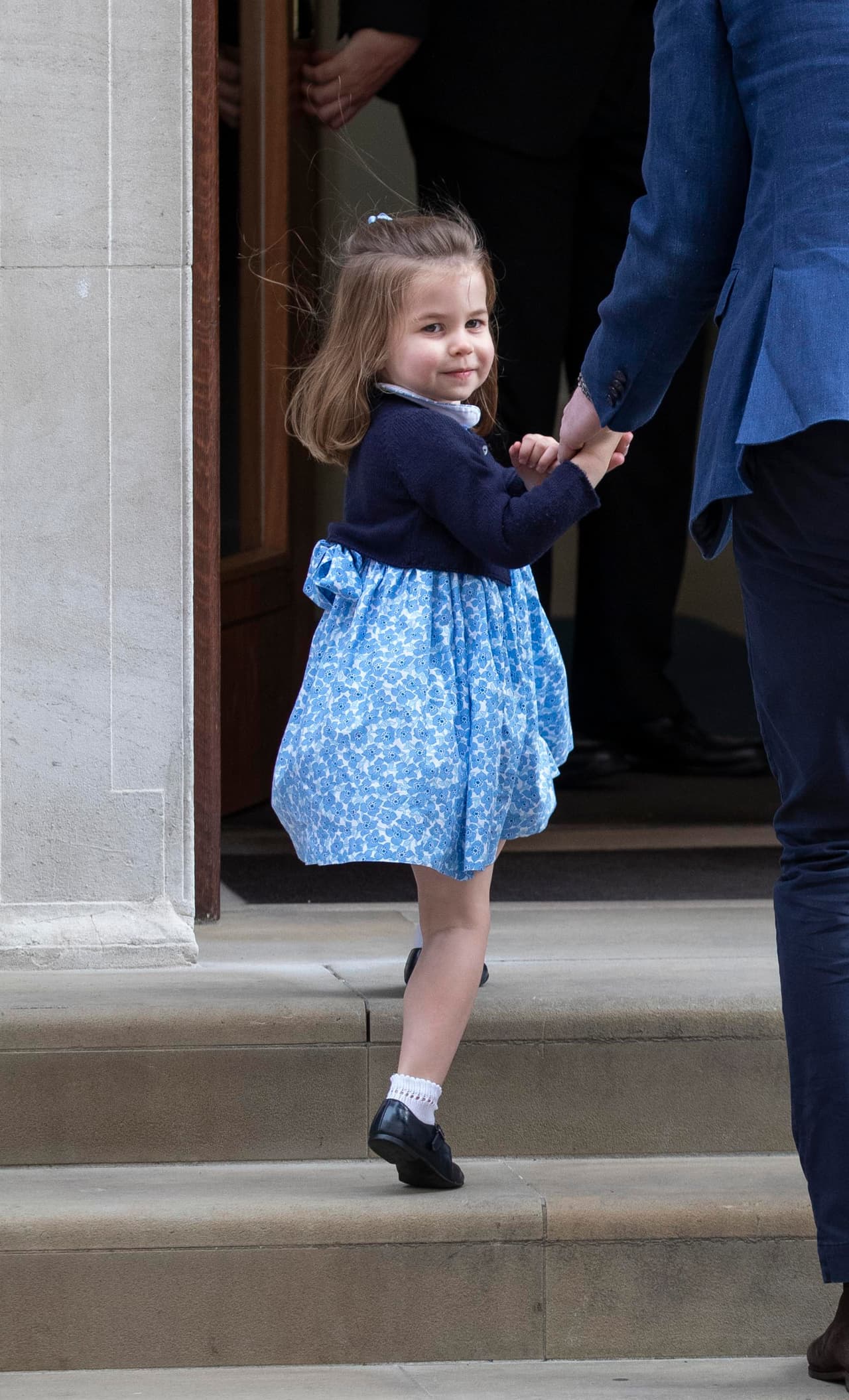 Con dominio y seguridad, la princesa derritió internet con “el saludo real más tierno de todos los tiempos”, como le han llamado varios tuiteros.