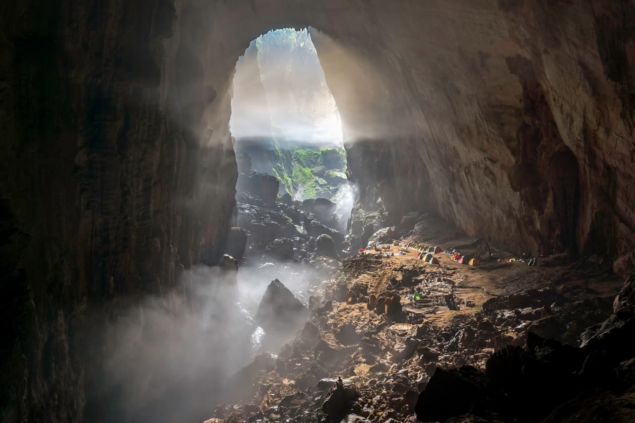 <h3 class="cms-H3-H3">Gruta de Son Doong, Vietnam</h3>
<br>
<br>Es considerada como la cueva más grande del mundo: tan grande que incluso hay árboles en su interior y es hogar de un parque nacional en Vietnam. En su interior hay estalagmitas de hasta 70 metros. 
<br>