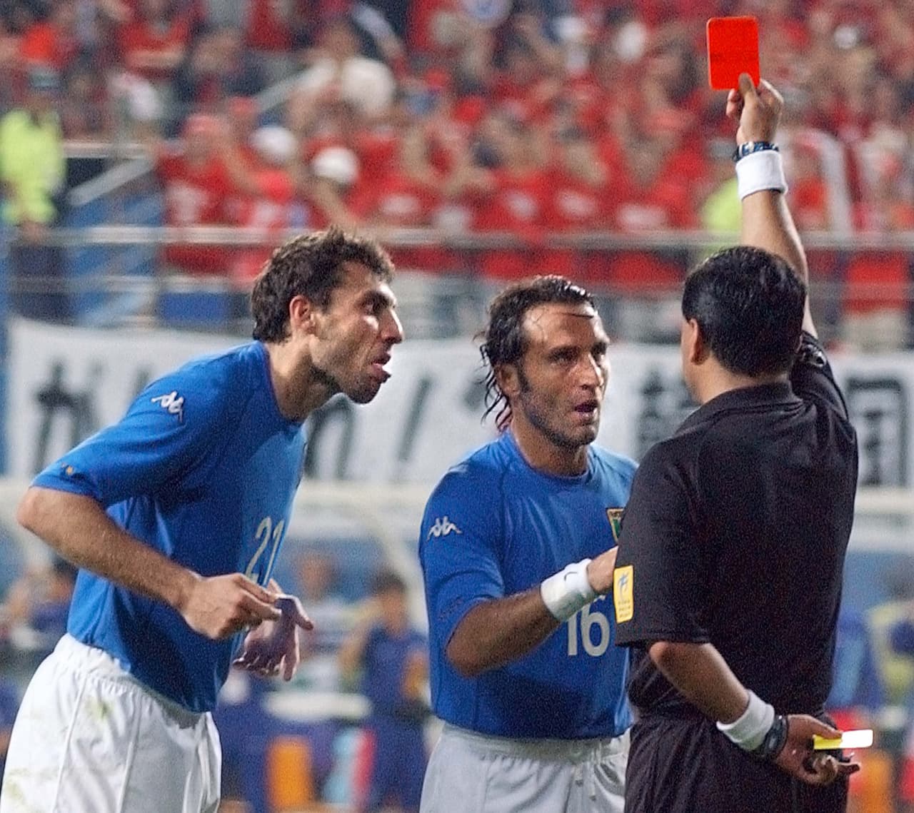 El arbitraje del ecuatoriano Byron Moreno tuvo varias fallas y favoreció al local, en medio de expulsiones de Italia y la convalidación de un tanto en fuera de lugar para Corea del Sur en tiempo extra.