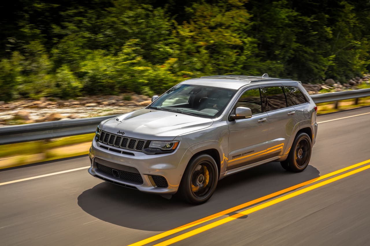 <h3 class="cms-H3-H3"><b>1. Jeep Grand Cherokee Trackhawk 4x4</b></h3>
<br>
<br>
<b>Puntaje: 26/100</b>
<br>
<br>Con un motor 8 cilindros de 6.2 litros y una transmisión automática, relacionada a un sistema de tracción en las cuatro ruedas, la Jeep Grand Cherokee Trackhawk 4x4 tiene un consumo de combustible de 11 mpg en ciudad y 17 mpg en carretera.
<br>