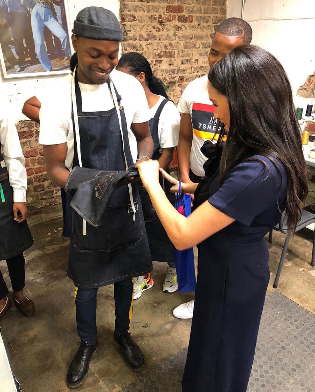 Durante la visita, llamó su atención un diseñador local de jeans. La marca se llama Tshepo y su logotipo es una corona, la cual “representa a las tres damas que me criaron”, un mensaje que conmovió a la duquesa de Sussex, se comenta en la publicación. El diseñador parece entregarle unos pequeños jeans a Meghan pero no especificaron si se trataba de un regalo para Archie.