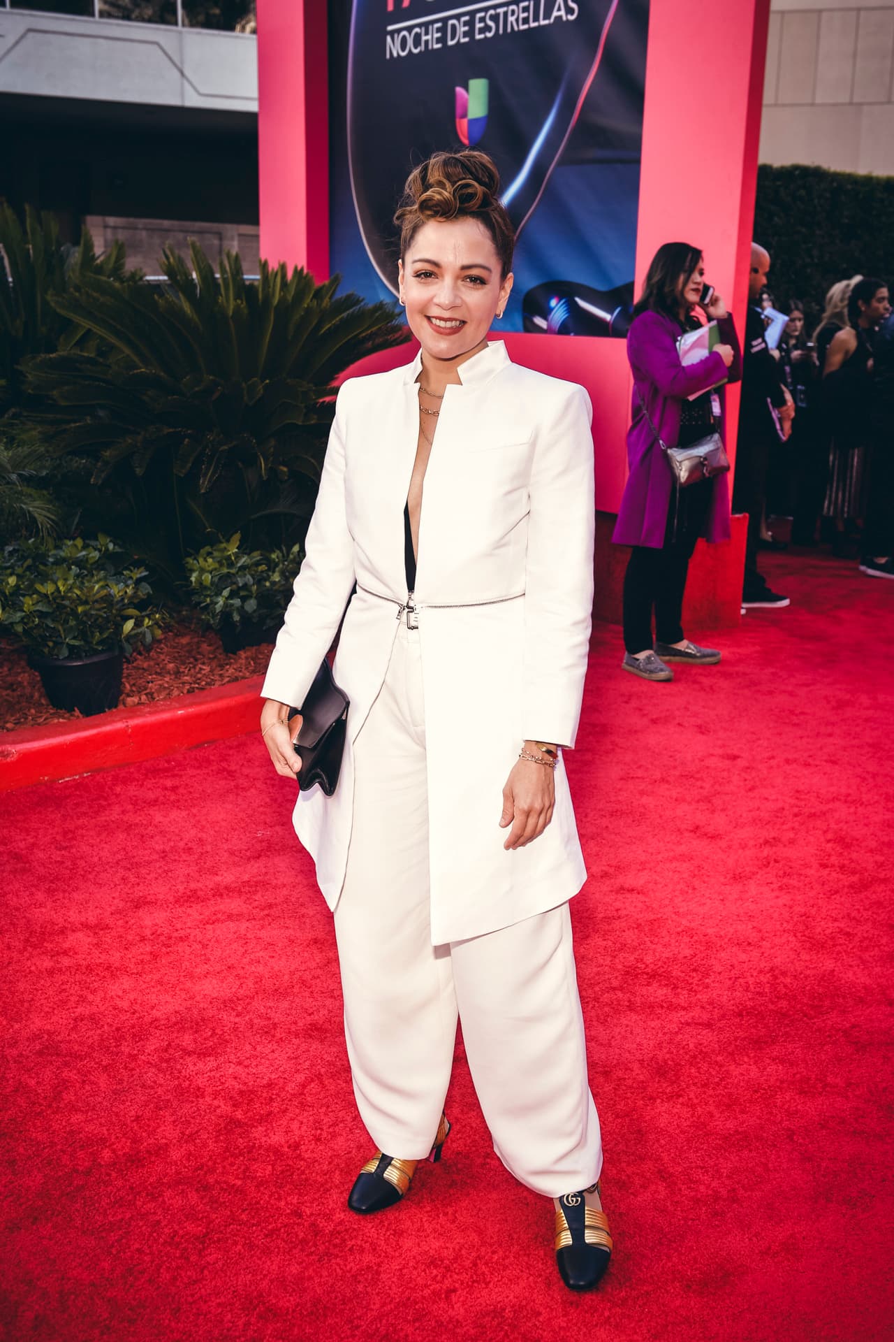 Su escrito lo terminó mencionando a algunos artistas con los que compartió colaboración o nominación, como sucedió con David Aguilar y Mon Laferte, así como a Jorge Drexler, quien resultó vencedor en las categorías Mejor Grabación del Año y Canción del Año, en las que ella también contendía. Solo le faltó mencionar a Luis Miguel, uno de los grandes ausentes de la noche, con quien compitió en Mejor Álbum del Año.