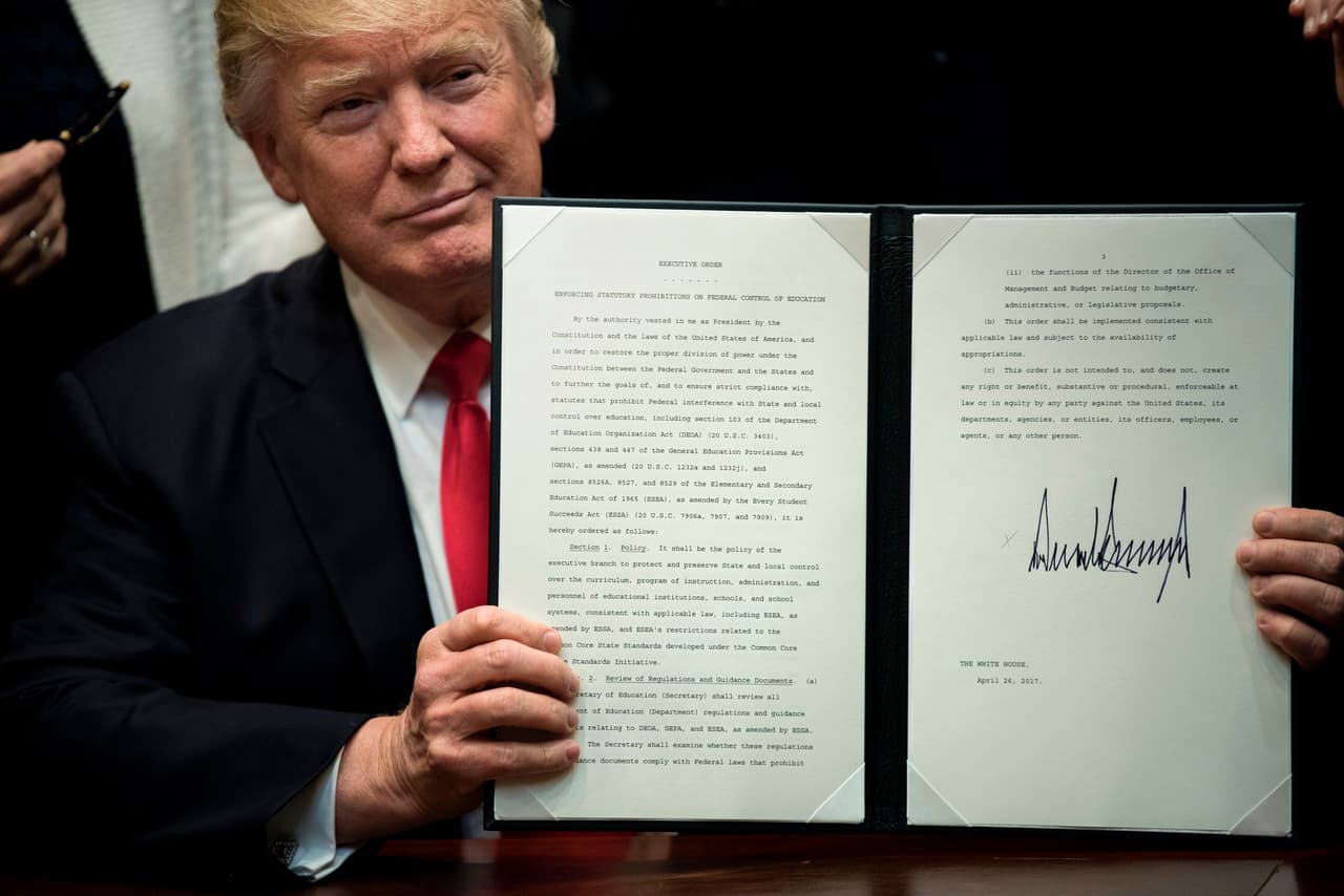 Trump solo cumplió la cuarta parte de lo que dijo que iba a hacer en sus primeros 100 días