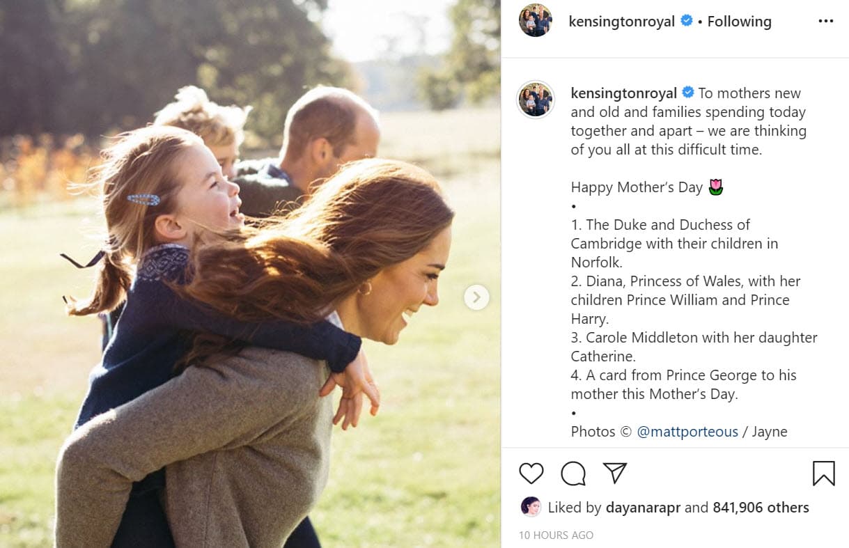 La primera foto que aparece muestra a Middleton cargando en la espalda a Charlotte y al fondo se ve a su esposo con George. La imagen fue tomada al aire libre en Norfolk. Resalta porque las autoridades sanitarias han pedido que las familias permanezcan en casa ante la propagación del virus. 
<br>