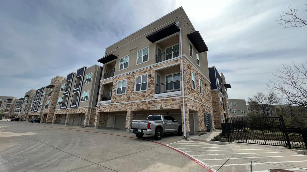 Vecino armado responde a un supuesto intento de robo y dispara a dos sospechosos en Garland