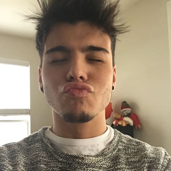 ¡Adorable! La clásica selfie poniendo trompita o boca de patito.