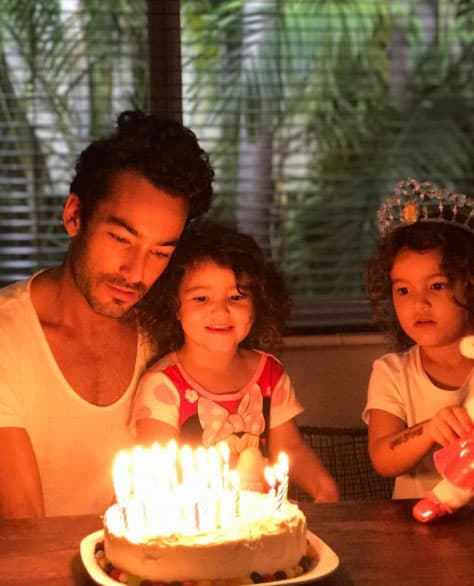 Aaron Díaz tiene dos hermosas nenas con Lola Ponce: Erin y Regina.