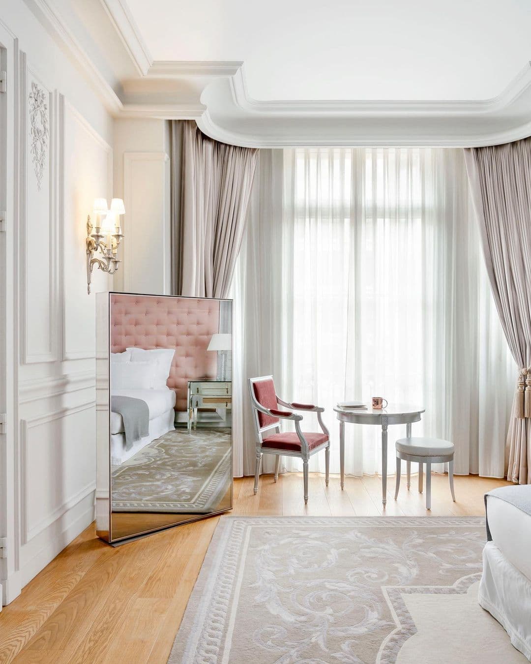 El lujoso hotel de cinco estrellas, Le Royal Monseau, será la casa provisional del astro argentino, pues su salida del Barcelona fue muy repentina. El hotel se encuentra ubicado en 37 Avenue Hoche y fue reformado por el famoso diseñador Philippe Starck. El Parque de los Príncipes se encuentra a tan solo 15 minutos del inmueble.