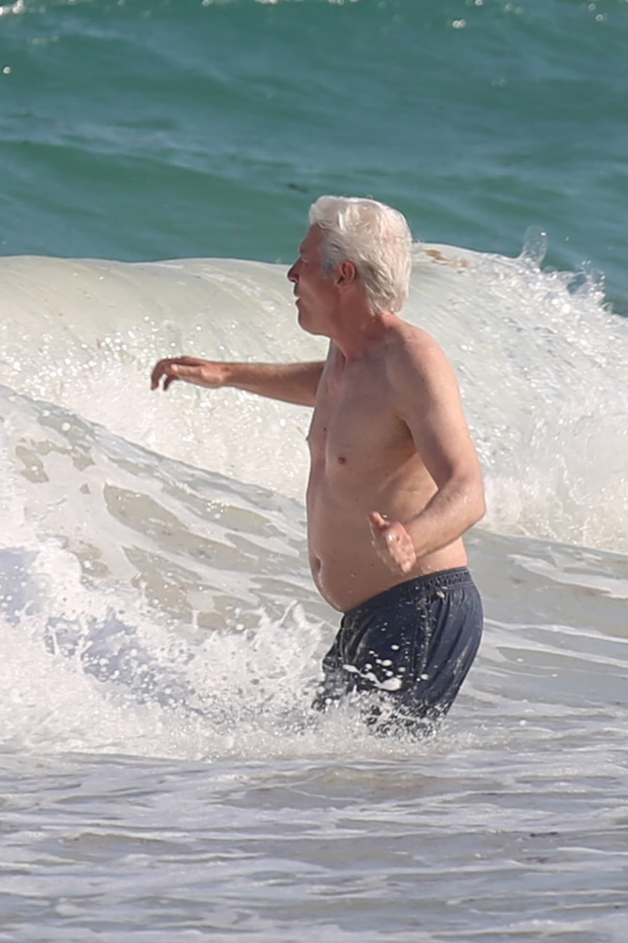 Richard Gere goza del mar en Tulum, México, el de 3 de abril de 2017.