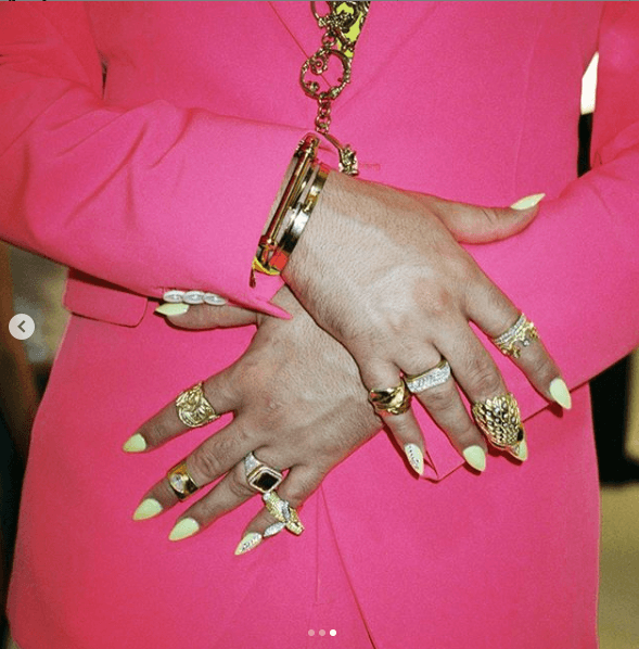 El puertorriqueño no tiene reparo en presumir sus uñas fashion cada que puede y combinarlas con llamativa joyería.