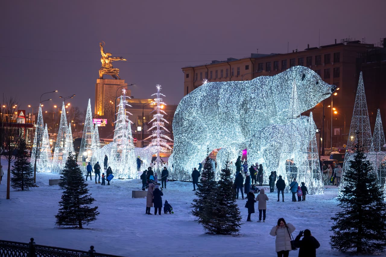 Personas pasean en un parque decorado para las festividades de Navidad (festejo ortodoxo) en Moscú, Rusia, el martes 7 de enero de 2025.