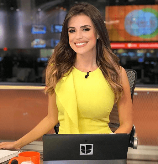Carolina Sarassa es otra de nuestras presentadoras que sabe que el amarillo le da un toque alegre a su look e ilumina aún más su sonrisa.