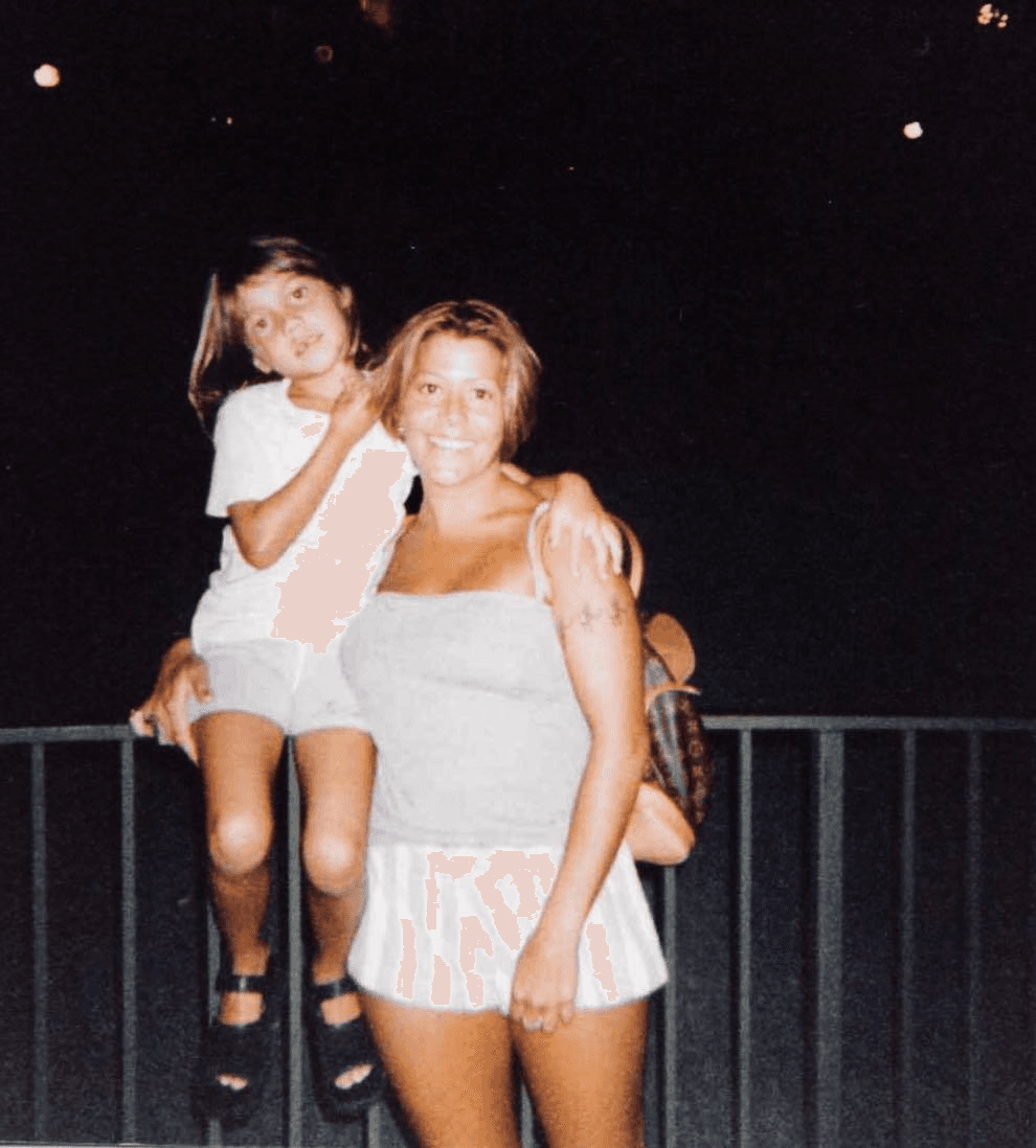 “Crecí sola, con Carlos, el señor que cuidó la casa, al igual que mi nana”, escribió en sus redes la joven de 27 años de edad, quien aseguró que por la ausencia de su madre fue víctima de violencia por parte de las empleadas domésticas.