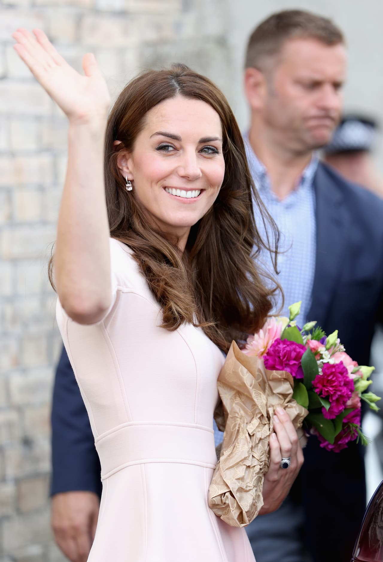 Más tarde visitaron la catedral y la gente le regaló varios ramos de flores a la Duquesa Kate.