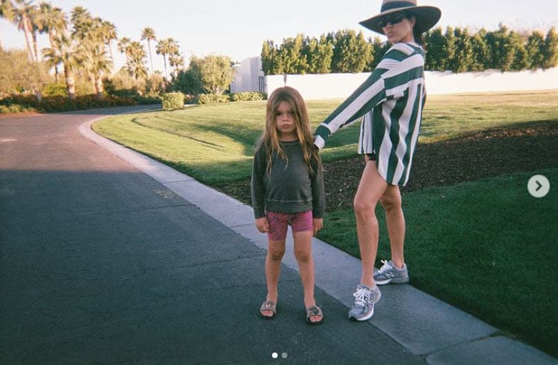 Kourtney Kardashian ha enfrentado las mismas críticas. En 2019, su hijo Reign tenía larga cabellera.
<br>