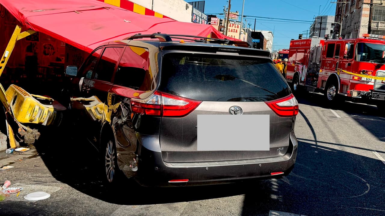 Minivan se estrella contra una multitud en el centro de Los Ángeles, hay nueve personas heridas