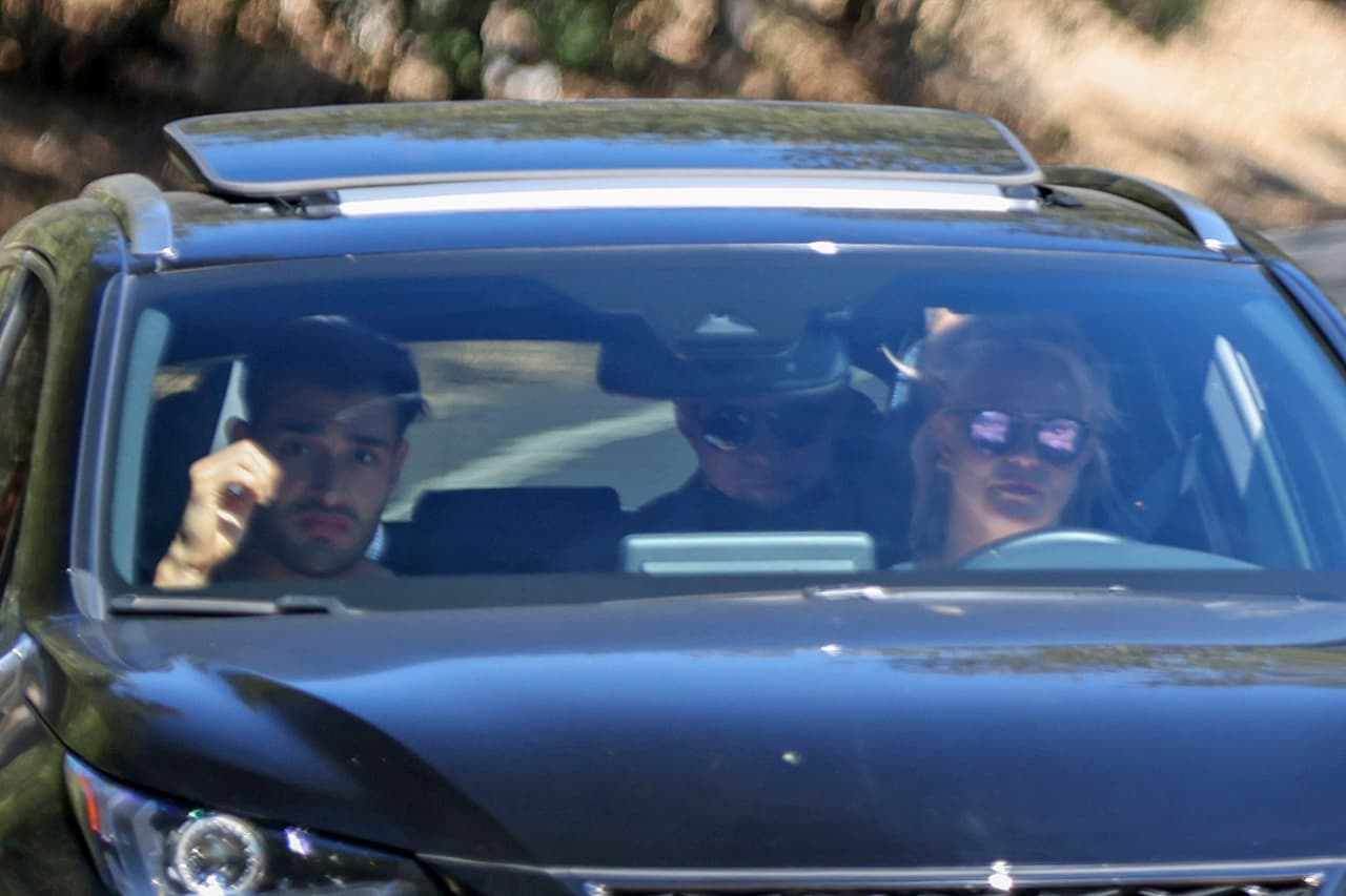 Mientras su guardaespaldas viajaba en la parte trasera.
<br>