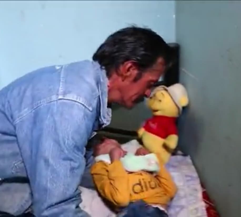 Afortunadamente, el duro trabajo que conlleva cuidar a Edgardo es compartido con Wilfrido, su esposo, un hombre que también ha abandonado todo por cuidar al enfermo -a tal grado de perder su empleo-, a pesar de que no tiene un parentesco de sangre con él.
<br>